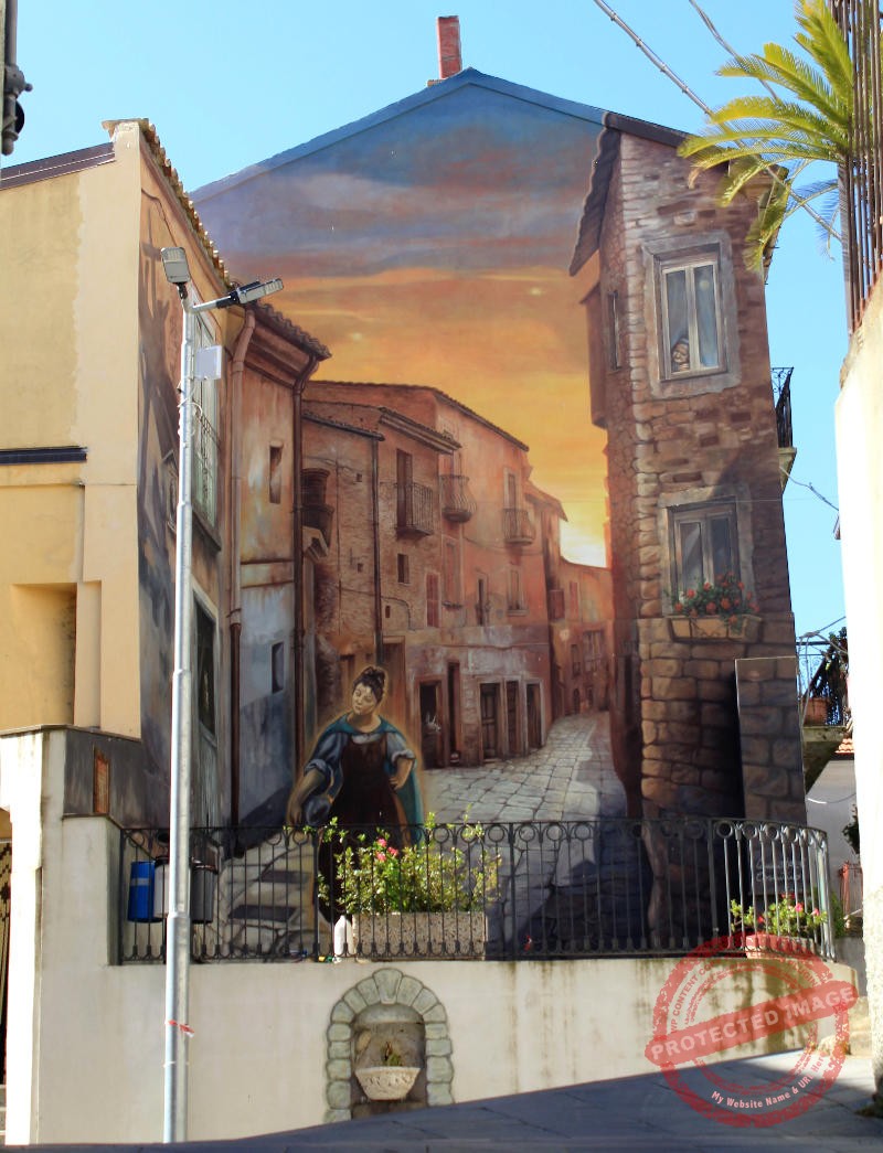 Murales nel centro storico di Palermiti dedicato alla Madonna della Luce Murales nel centro storico di Palermiti dedicato alla Madonna della Luce